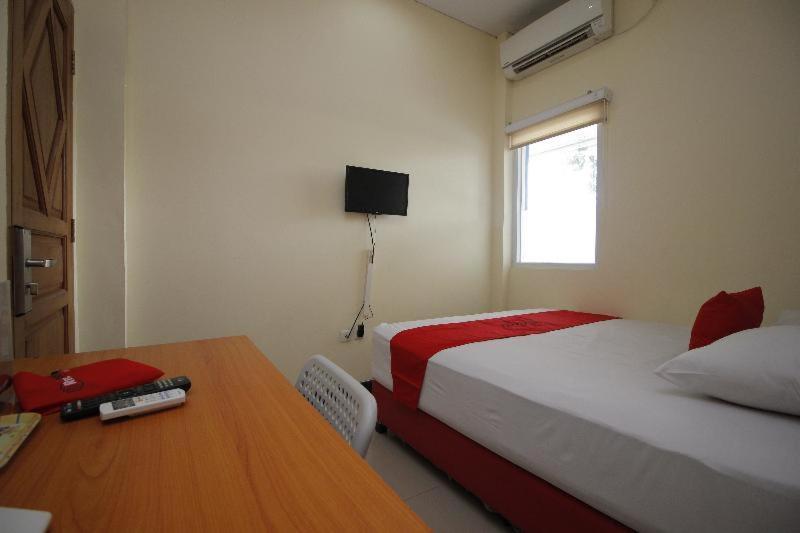 Reddoorz Plus @ Jalan Pemuda Jacarta Quarto foto
