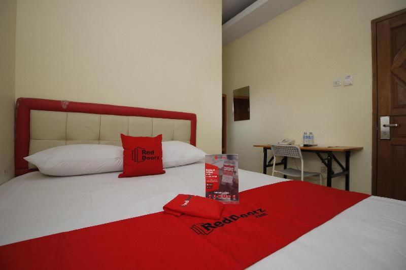 Reddoorz Plus @ Jalan Pemuda Jacarta Quarto foto