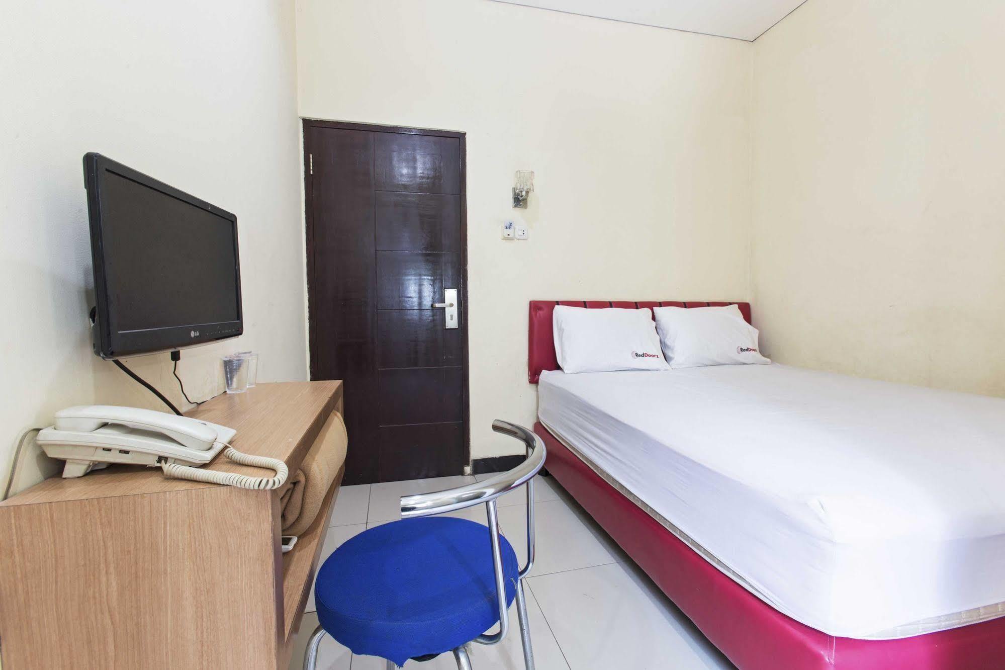 Reddoorz Plus @ Jalan Pemuda Jacarta Exterior foto